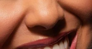 Бразильський підрозділ Heinz вигадав новий яскравий аксесуар — грилзи, створені спеціально для розриву пакетика соусу.