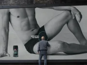 Lynx запропонував випробувати новий аромат дезодоранту, використовуючи характерну чоловічу звичку.