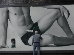 Lynx запропонував випробувати новий аромат дезодоранту, використовуючи характерну чоловічу звичку.