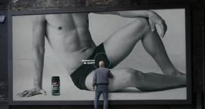 Lynx запропонував випробувати новий аромат дезодоранту, використовуючи характерну чоловічу звичку.