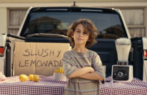 Оскільки рейтинг схвалення Tesla впав нижче нуля, виробник електромобілів Rivian запускає свою першу велику рекламну кампанію